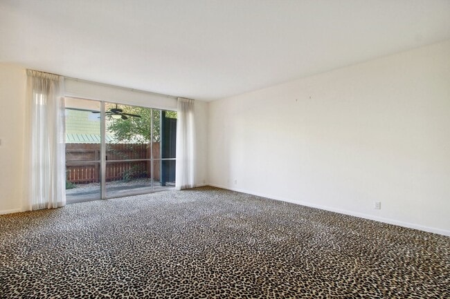 Photo - Spacious townhouse for rent! CPS & WATER INCLUDED WITH RENT !