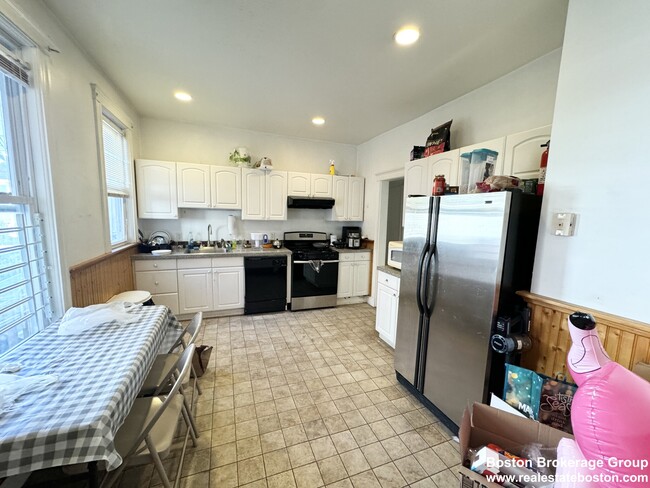 Building Photo - 37 Hillside St Unit 1