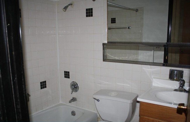 Photo - 1055 W. Catalpa Ave.