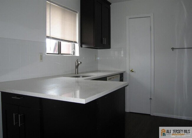Building Photo - 816 N Oaks Blvd Rental