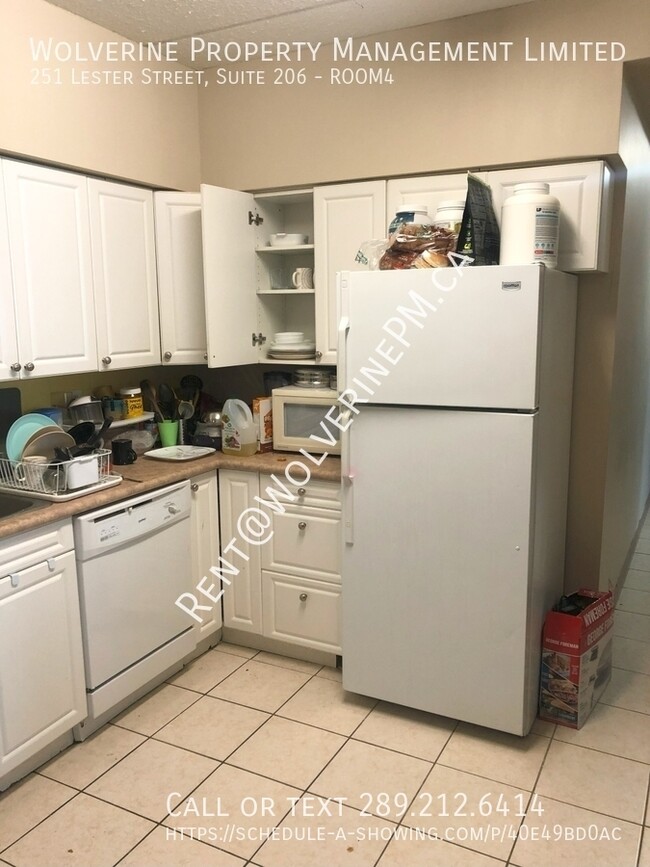 Photo - Male Student Housing in Waterloo - Students Only Unité 202-Room4