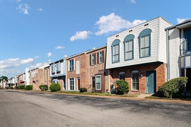 Building Photo - 7700 Creekbend Dr Unit 30