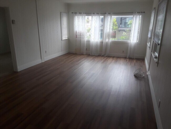 living room facing south - 445 34th St Unit Upper