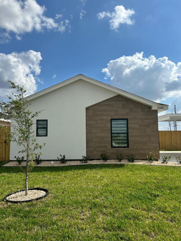 Building Photo - 2100 E San Andrea St