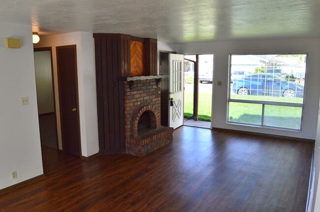 Photo - Walton Ln Duplex Unidad 137 Walton Ln