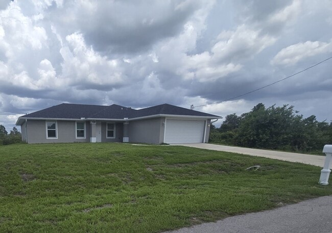 Photo - MUST SEE-CUSTOM BUILT-LARGE NEWER CONSTRUT... Casa