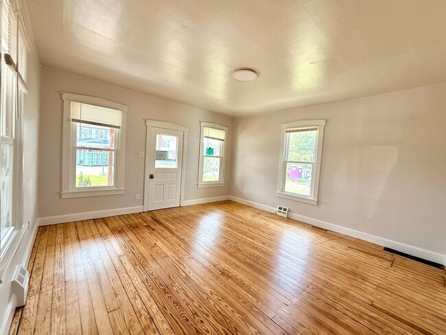 Photo - 37 N Kinzer Rd