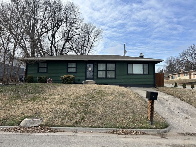 Building Photo - Charming 3 Bedroom Home