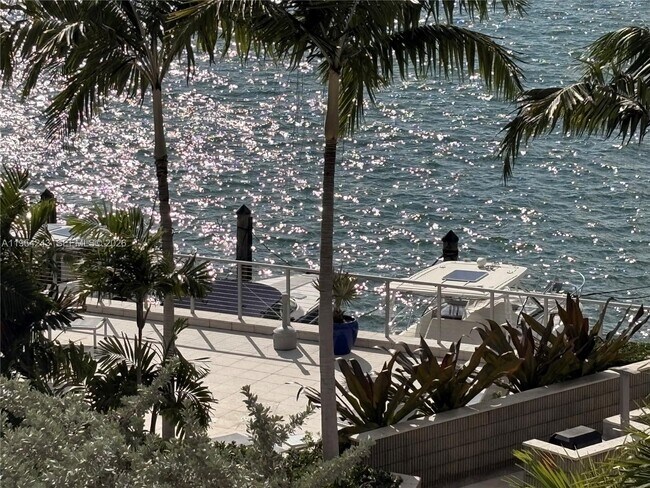 Building Photo - 800 West Ave Unit 533