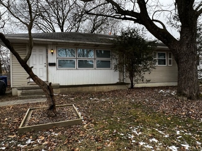Building Photo - 3 BR/ 1 BA w/ renovated kitchen and bath