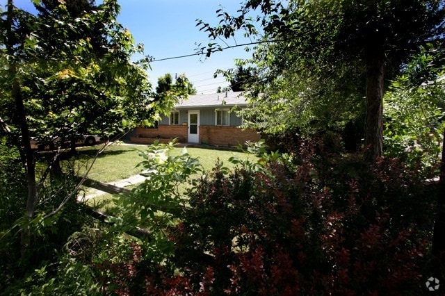 Building Photo - 2100 Floral Dr Rental