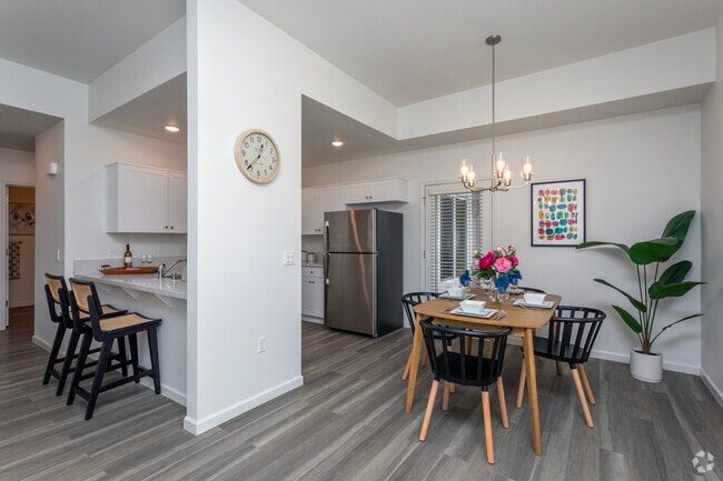2BD, 2BA - 1,079SF - Dining Area