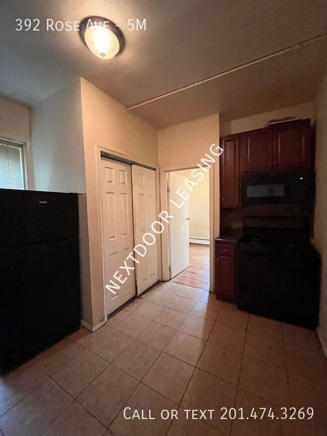 Building Photo - 392 Rose Ave Unit 5M