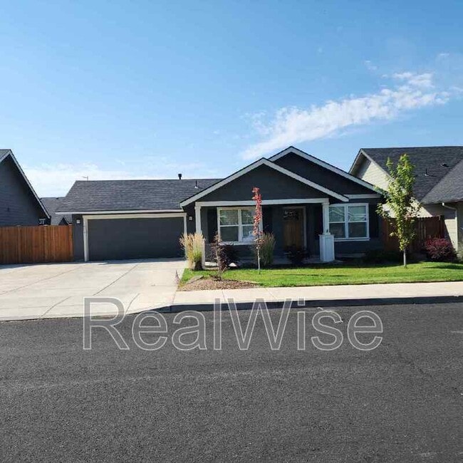 Photo - 474 NE Oak Ave