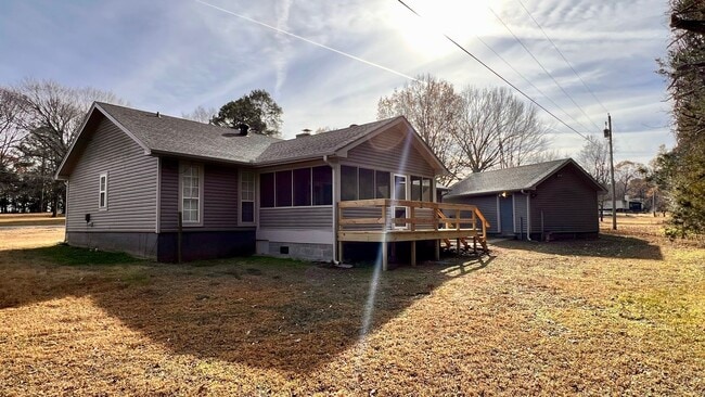 Photo - 490 Scott Ln