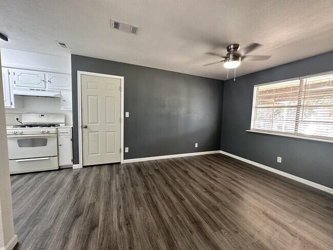 Photo - 901 Park Plaza Dr