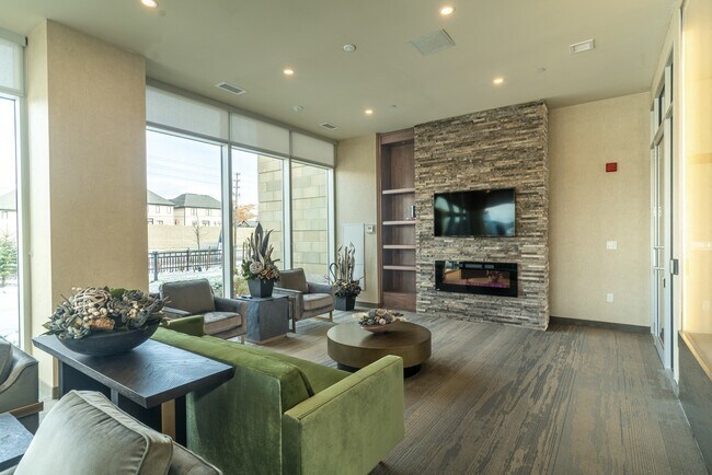 Photo - 885 Southdale Rd