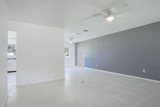 Photo - 737 SW Belmont Cir