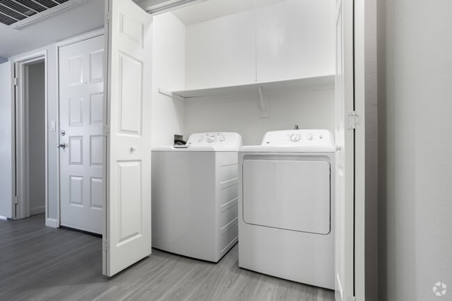 2BR, 2BA - 986 SF