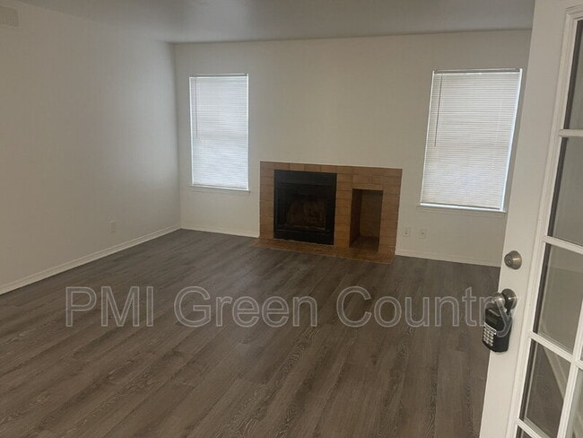 Building Photo - 6657 S Victor Ave Unit I102 Rental