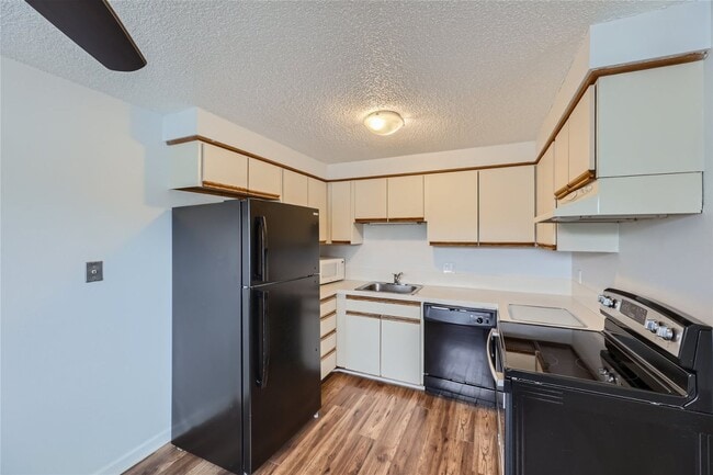 Building Photo - Charming 2bed/1bath Triplex Apartment in Seattle, WA! Unit 10710