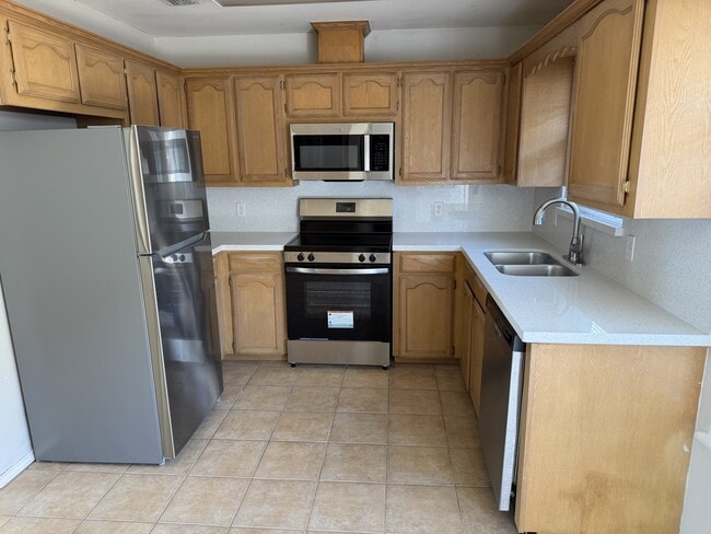 Building Photo - 2601 Cervantes Ave Unit 1