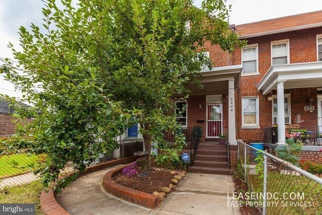 Building Photo - 2404 10th St NE Unit #B