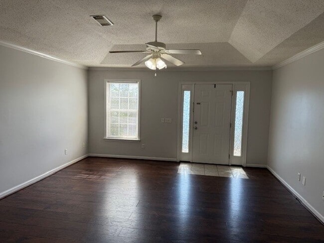 Building Photo - Nice 3 Bed 2 Bath House! Available Now! Ca...