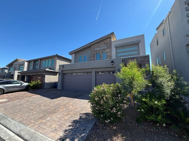 Building Photo - Contemporary 4Bed/3Bath/3 Car/+ Bonus room -residence located in the Silverado Ranch area