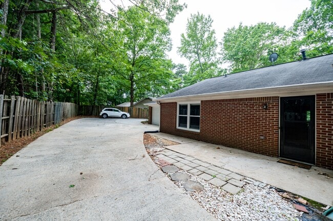 Photo - 2496 Leeshire Rd