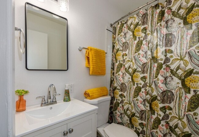 Photo - 2BR/1 Bath Mid-Century Modern with Condo finishes Unidad 7411