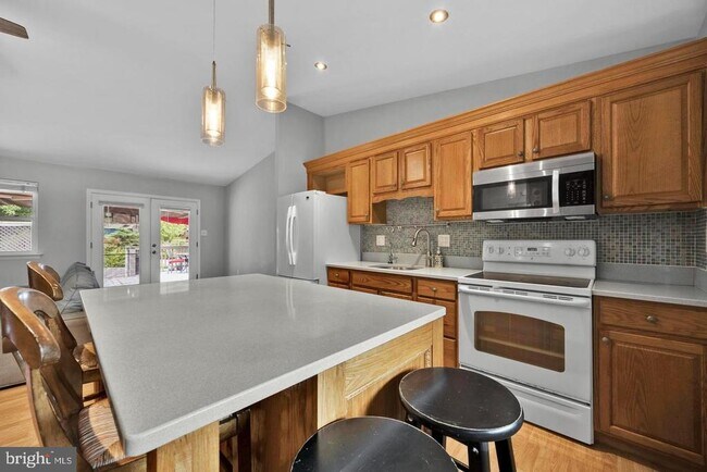 Photo - 1002 Charlton Pl