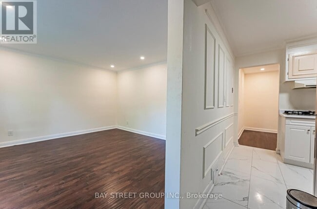 Photo - 394 Centre St E