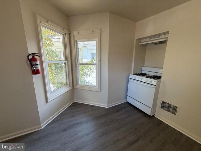 Building Photo - 110 W Main St Unit B