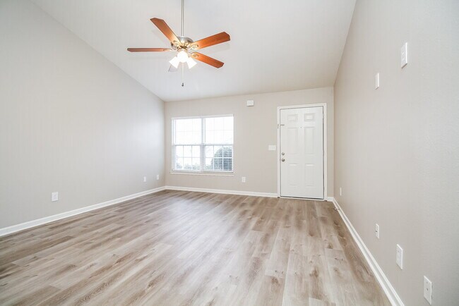 Photo - 913 Birchmill Point S