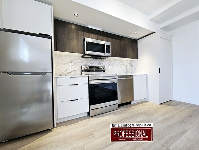 15706 97 Av NW
