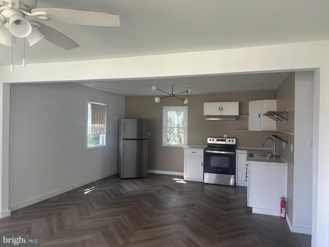 Building Photo - 726 W 15th St Rental