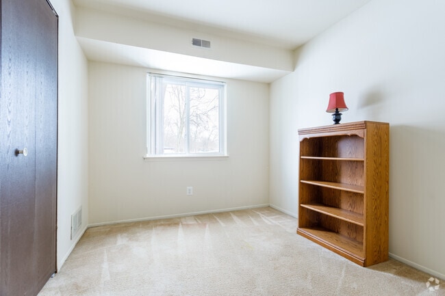 2 BR, 1 BA - 900 SF