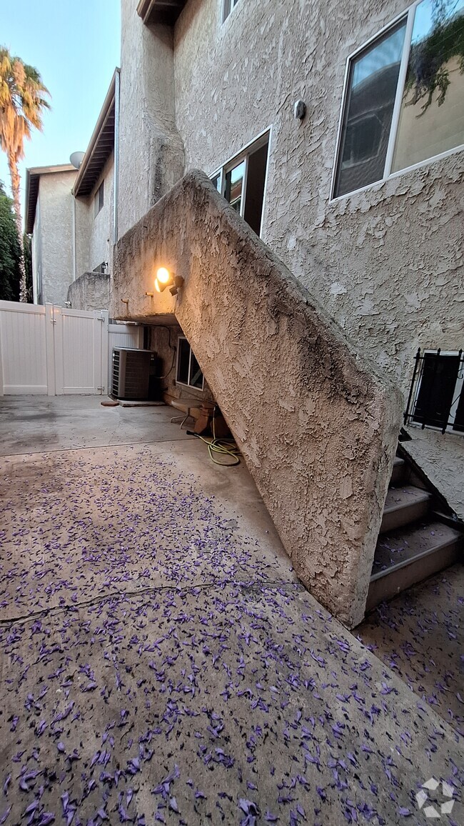 Building Photo - 15610 Moorpark St Rental