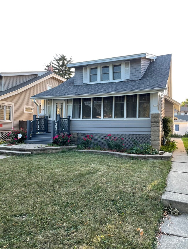 Building Photo - 1324 S 76th St Rental