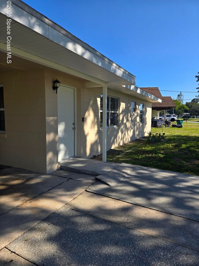 Building Photo - 511 Japonica Dr