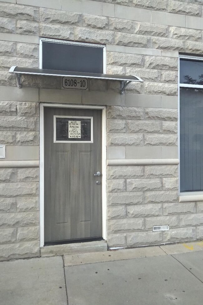 Building Photo - 6108 W Addison St Unit 4 Rental