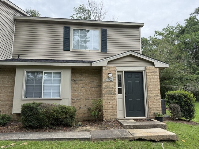 Building Photo - Just minutes from the University of South Alabama, this updated condo features fresh paint, lamin... Unit 52