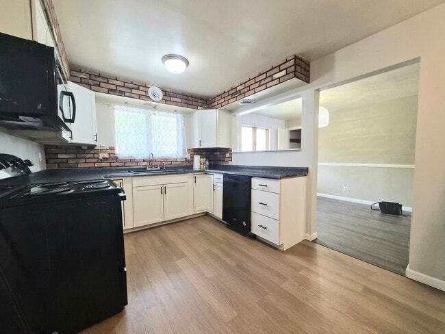 Photo - 316 Sheppard Ave