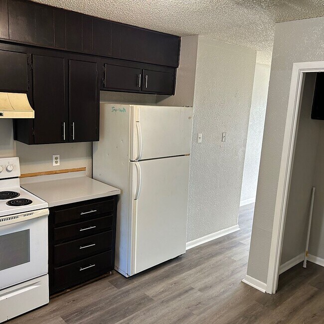 Photo - 2/1 Apartment Close to Elementary School Unit #D