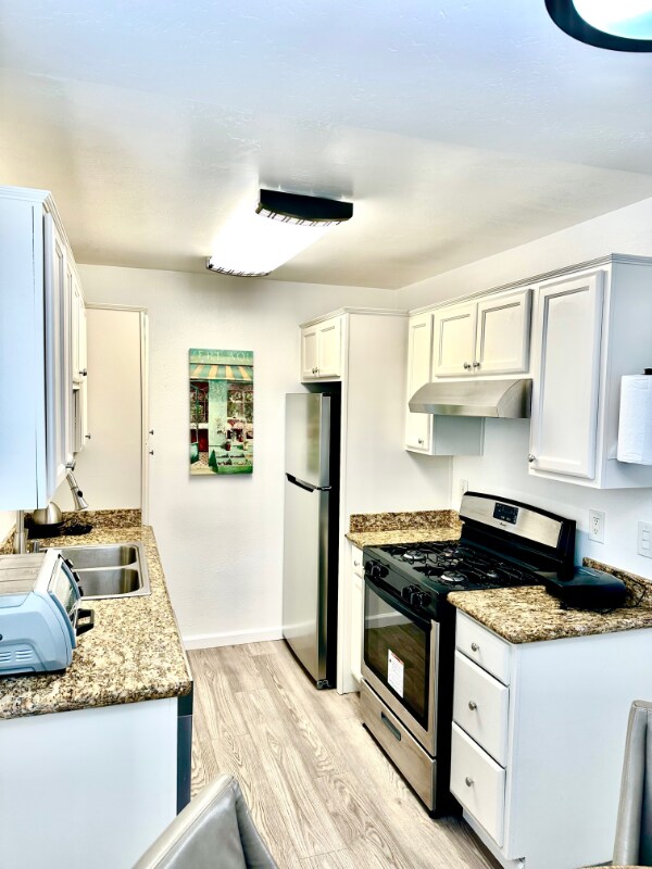 Photo - 1472 Iris Ave