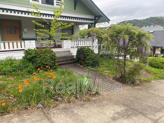 Photo - 837 SE Blakeley Ave