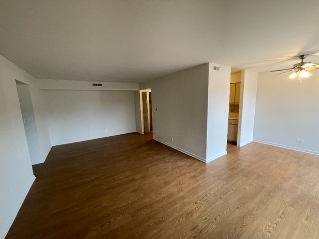 Photo - 338 N Green Bay Rd Unidad 1102