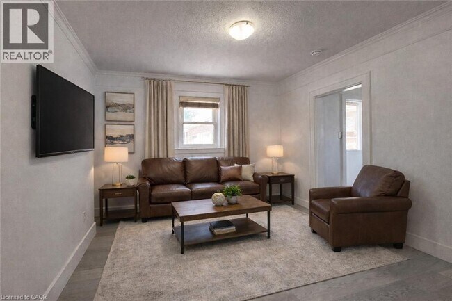 Photo - 480 Ottawa Street S