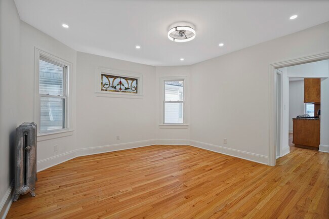 Building Photo - 430 E 5th St Rental